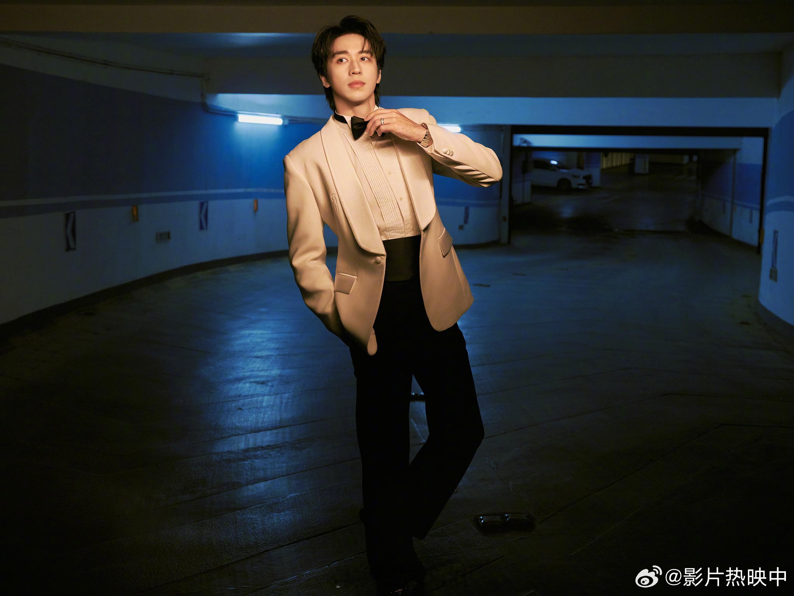 于适许魏洲红毯踮脚 这一幕真的又好笑又出圈😂两位帅哥穿着正装，却在红毯上默契踮