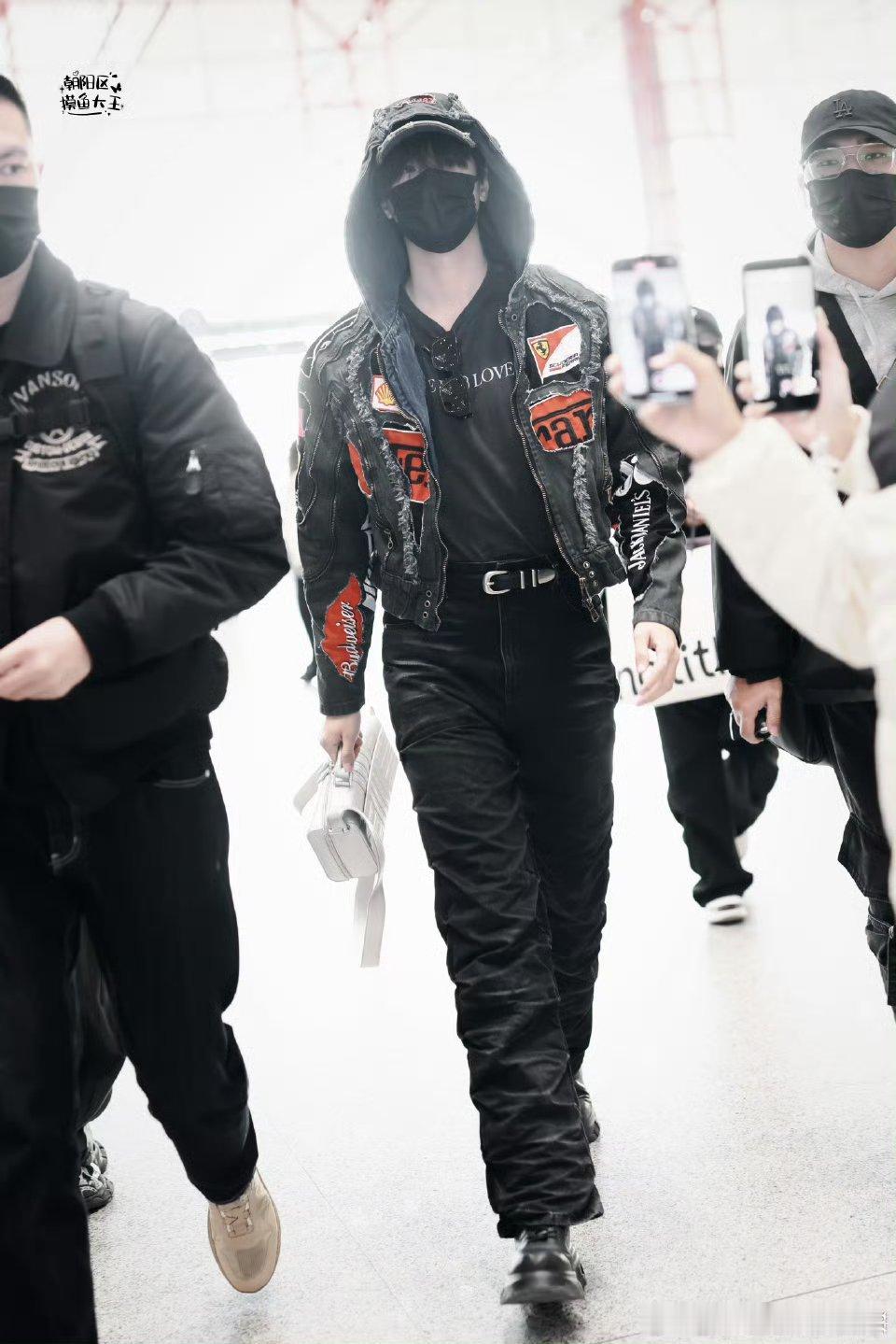 展轩出发赣州音乐节机场路透，个子真高 这个比例太绝了吧 