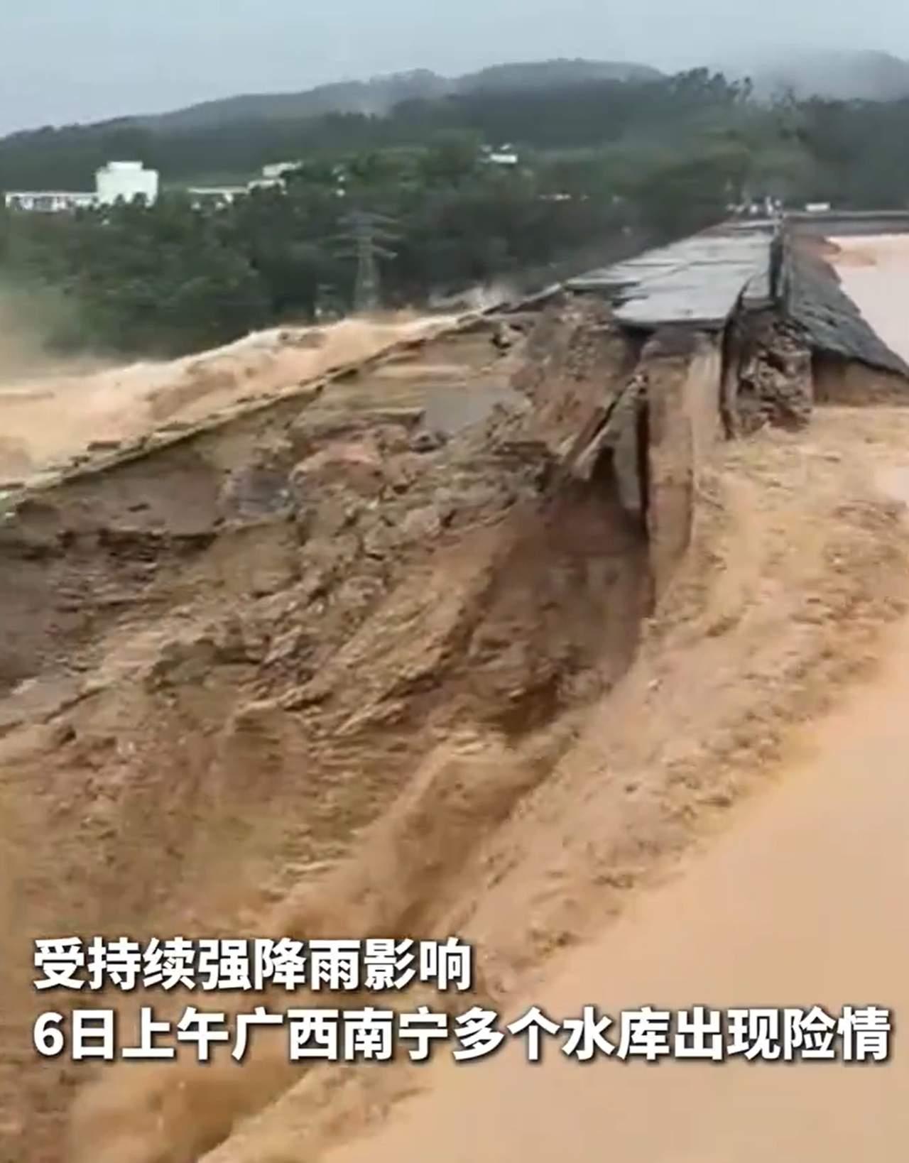 为何不提前拉闸泄洪?这就好比家里水缸快满了，你明知道要下暴雨，但你不敢提前舀水泼