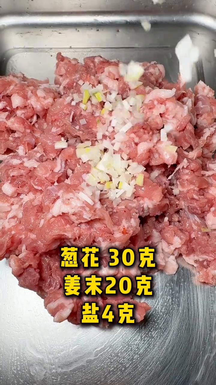 豆腐只要把豆腐混在肉馅里就能让肉包子更鲜嫩。
98%的人都不知道只要把豆腐混在肉