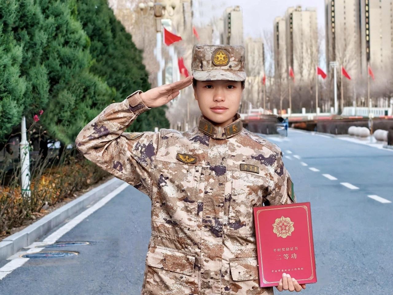 从大学学子到通信尖兵
从赛场健儿到带兵班长
第75集团军某旅女兵李百慧
入伍仅2