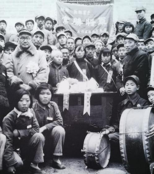 1947年元旦，晋冀鲁豫军区司令员刘伯承和副政委张际春，欢迎前来慰问的太行区慰问