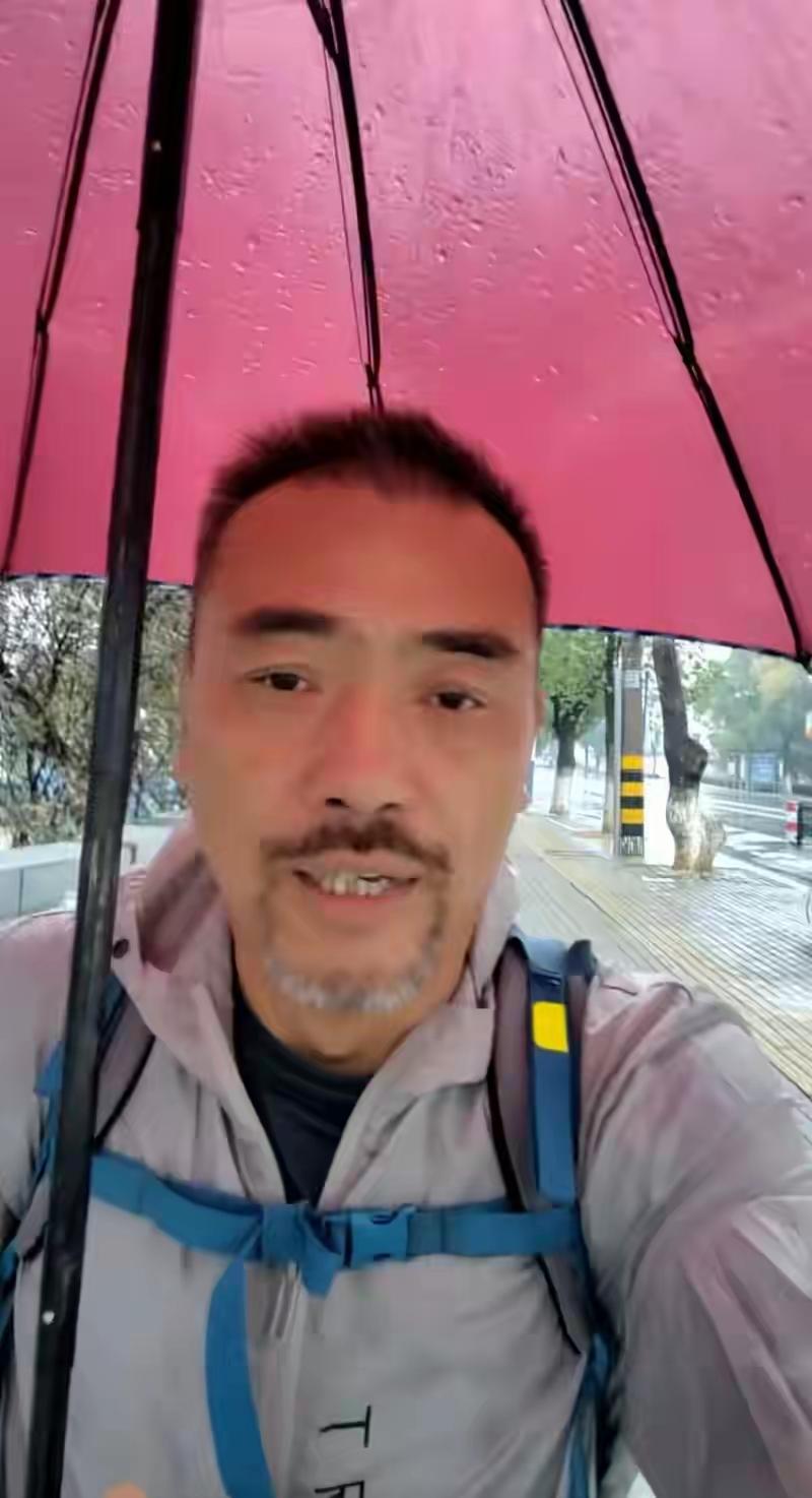 徒步1500公里 蚌埠一男子耗时49天从深圳走回老家
大皖新闻讯 两双徒步鞋，一