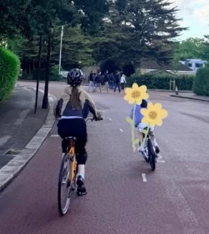 章泽天女儿都这么大了章泽天晒与女儿骑车照 6月9日章泽天罕见分享和10岁女儿骑行