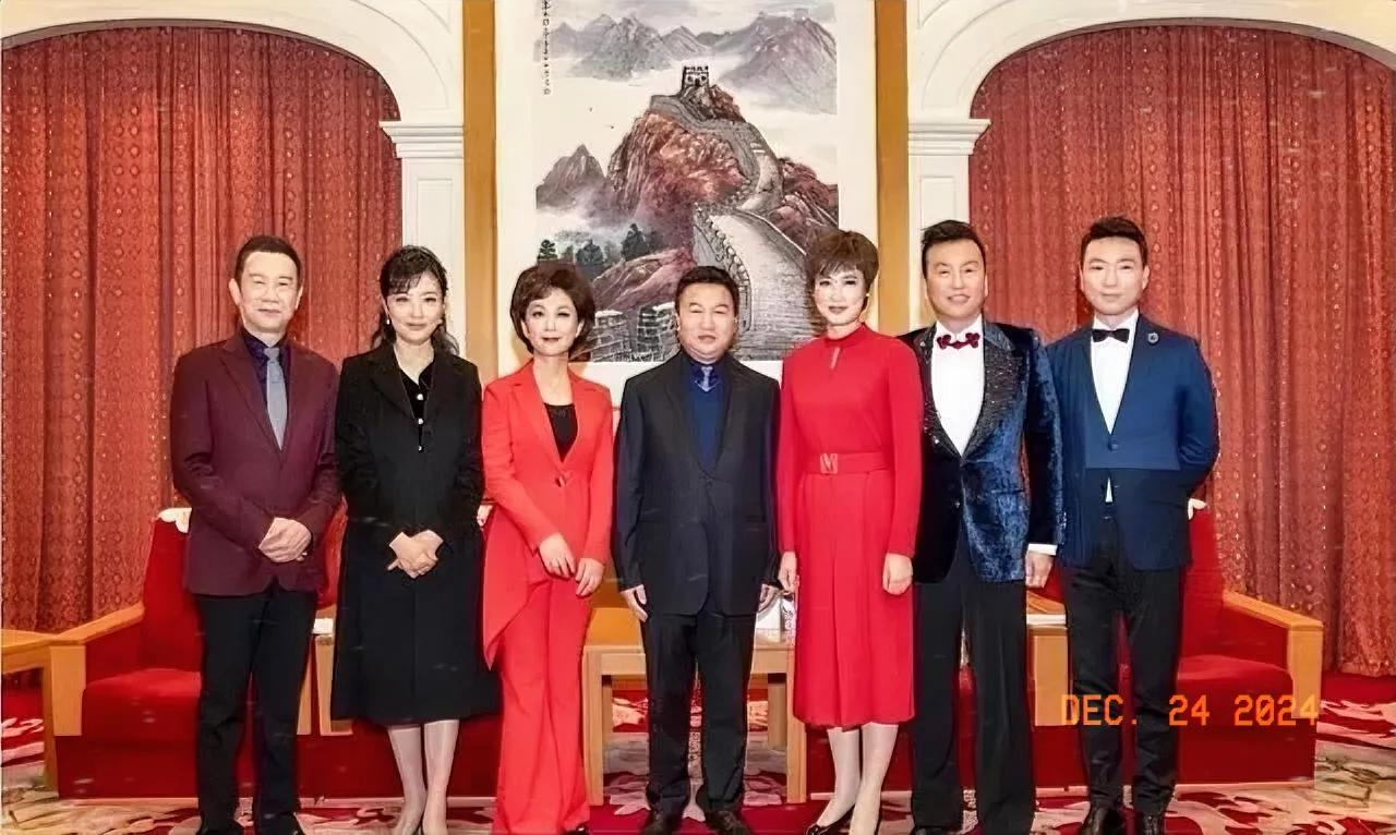 照片中的人
赵保乐、周涛、海峡、？桑晨、张泽群和康辉。