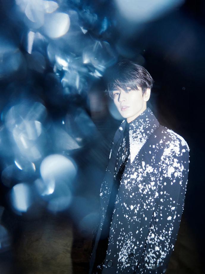 张凌赫听潮汐张凌赫黑大衣闪钻贴脸妆  张凌赫黑大衣闪钻贴脸妆，张凌赫听潮汐人鱼王