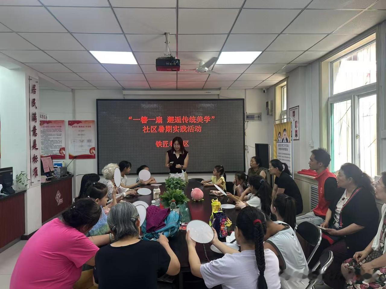 一簪一扇品国风！迎泽区铁匠巷社区手工活动邂逅传统美学
 
8月10日，太原市迎泽