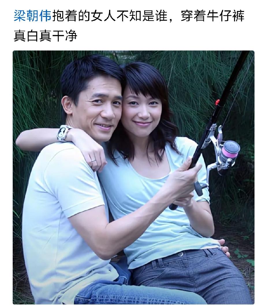 这张照片是2006年电影《伤城》拍摄期间的宣传写真，画面里的是梁朝伟和徐静蕾~?