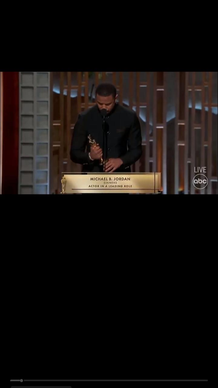 奥斯卡影帝穿新中式领奖！东方美学惊艳全球，这才是文化自信
 
北京时间3月16日