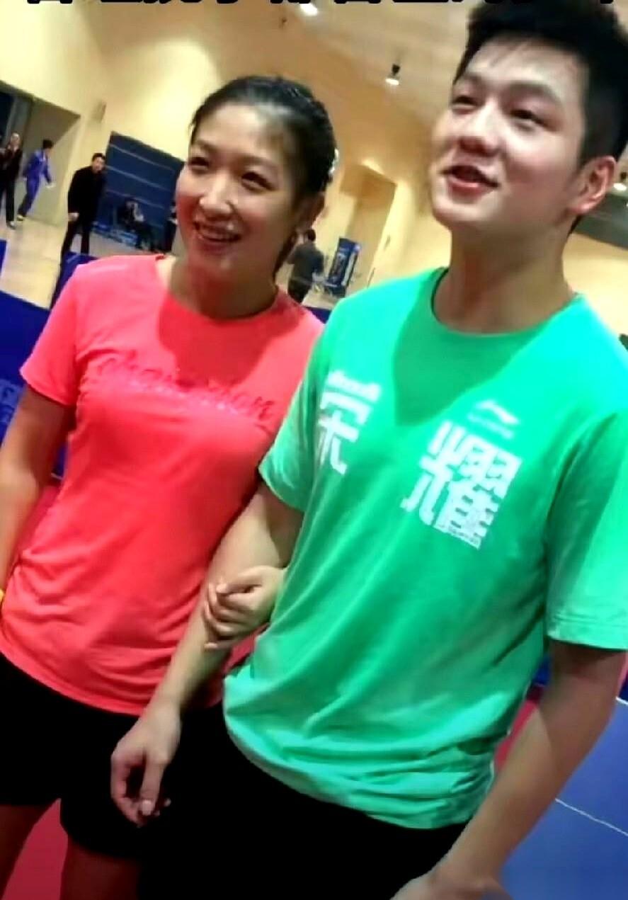 “叫姨。”
就这两个字，当着所有人的面，直接把一个刚满18岁、壮得像头小牛犊子的