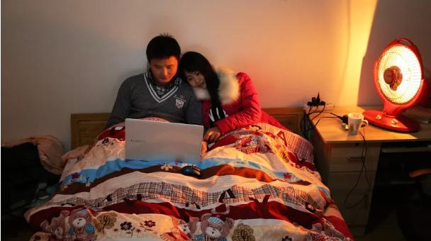 1988年，甘肃一村民老徐正和老婆在被窝说着悄悄话，惹得老婆一阵面红耳赤，突然“