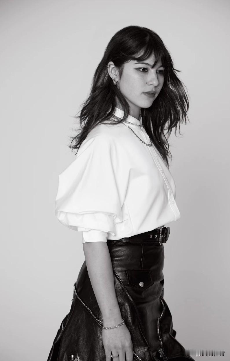 刘美贤为法国时尚杂志ELLE拍摄的一组照片。