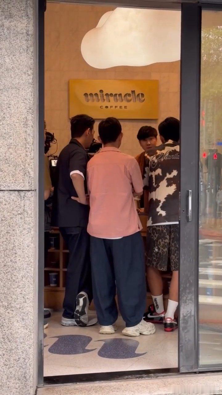 林俊杰周杰伦林俊杰周游记路透偶遇周杰伦林俊杰拍摄周游记 网友偶遇周杰伦和JJ在M