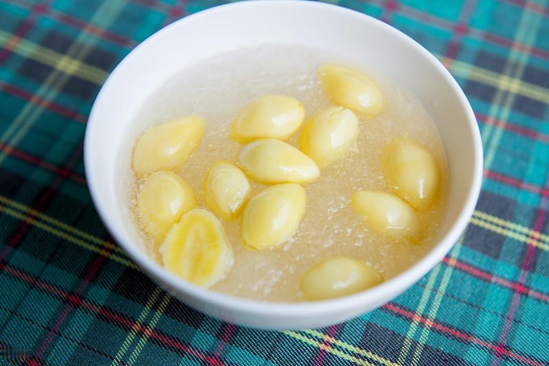食用银杏果有哪些禁忌？
       前阵子在小区捡了半袋银杏果，然后煮糖水给全