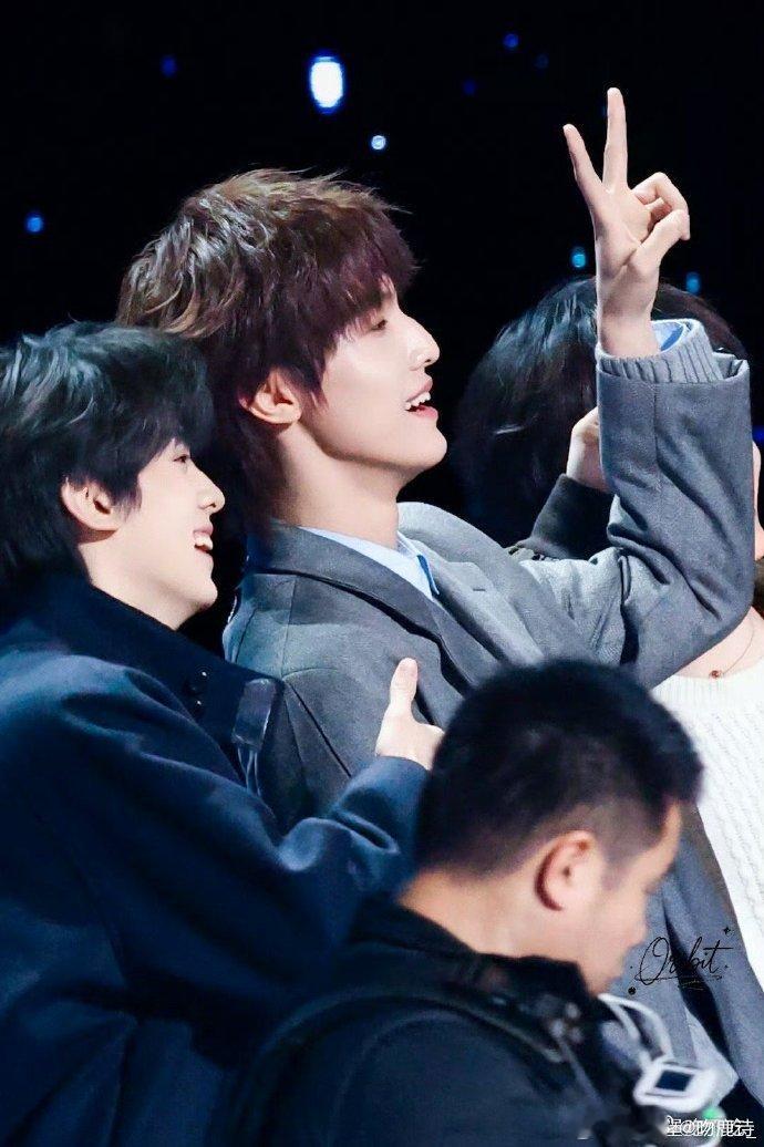 张泽禹出道后的第一个奖张泽禹的首个奖项是他与TOP登陆少年一起获得的“亚太年度新