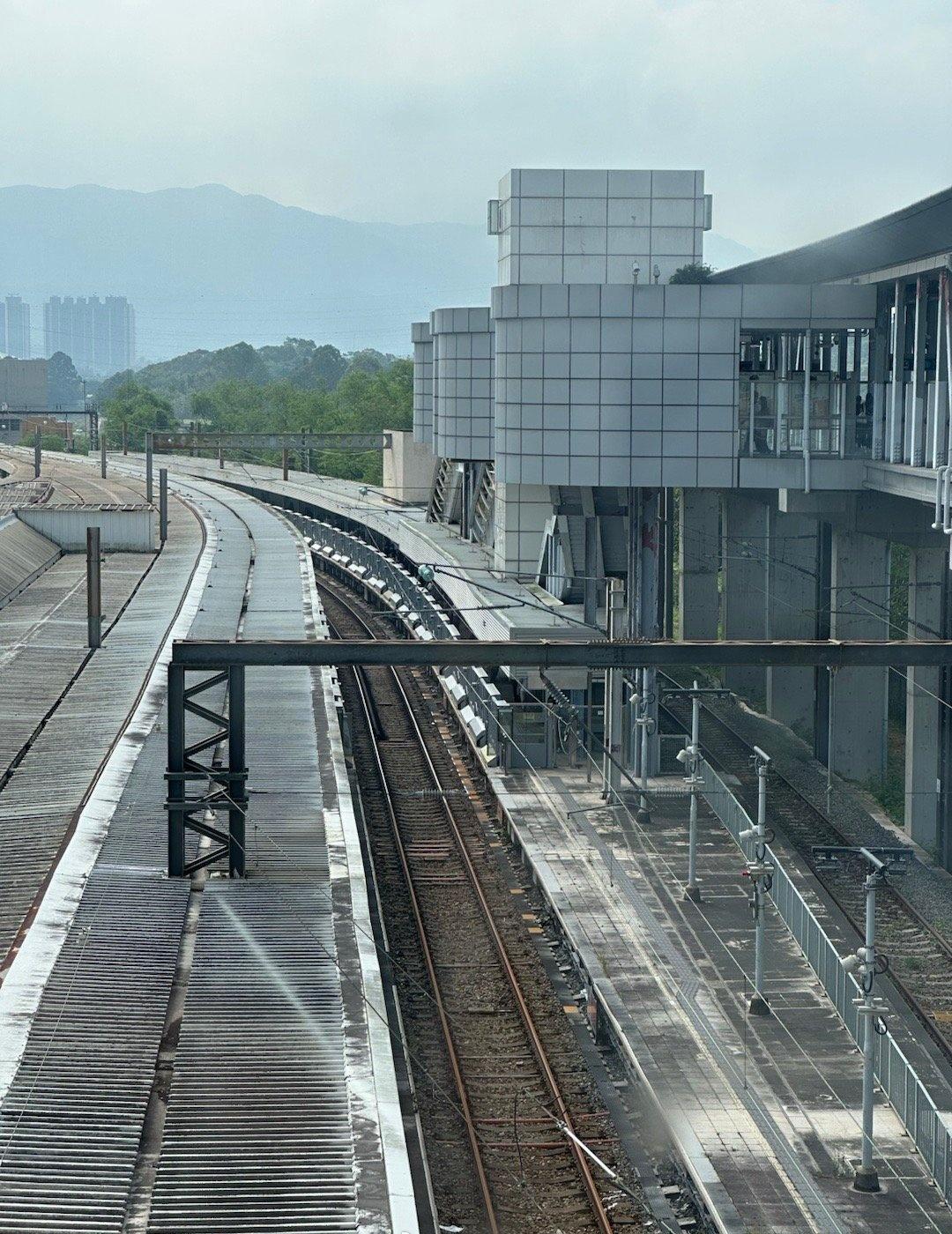 港铁东铁线罗湖站第1月台股道，可见铁轨光亮处只到月台屏蔽门终止。再向北的深圳方向