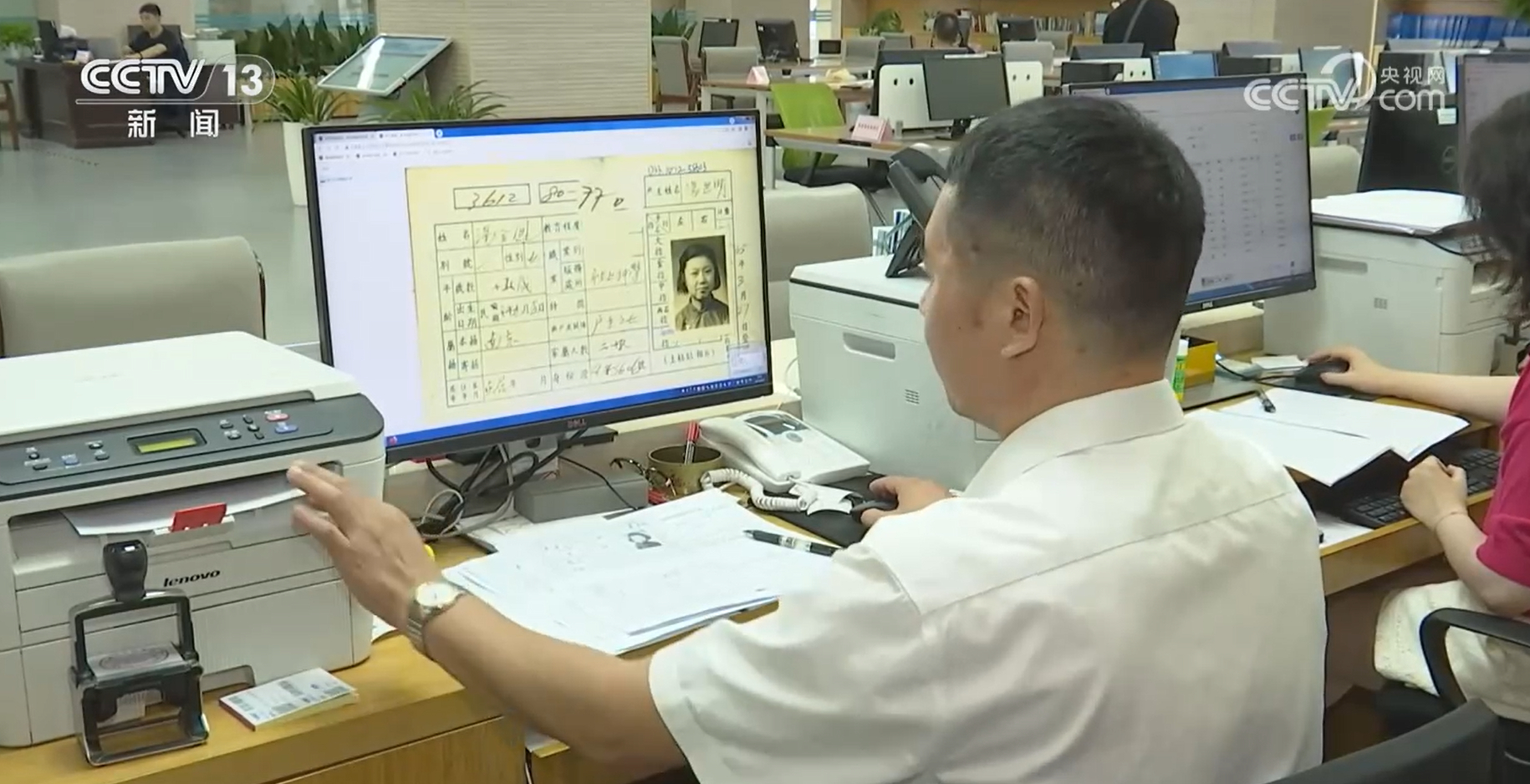 #南京照相馆热映掀起了一股寻根热#【《南京照相馆》热映，南京档案馆很忙】据“南京