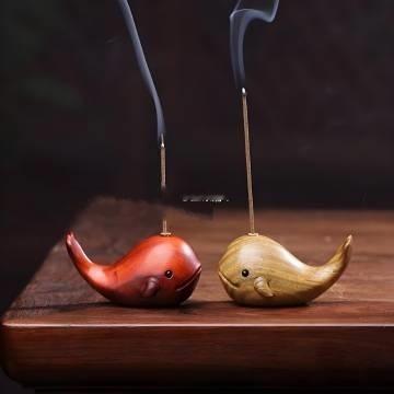当身处逆境时，保持沉默，静默即是吉祥，镇定自若即为优秀。 