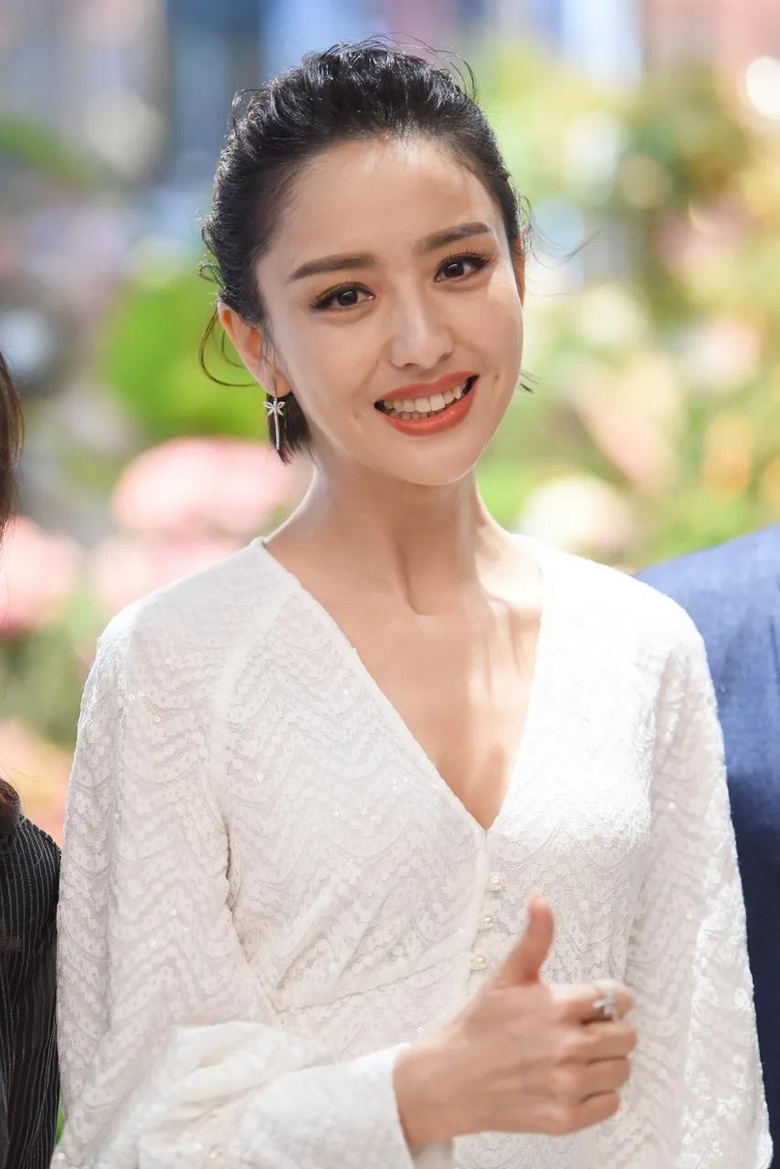 佟丽娅，一个备受观众喜爱的演员，拥有美丽的外表和出色的演技。她  从  2006