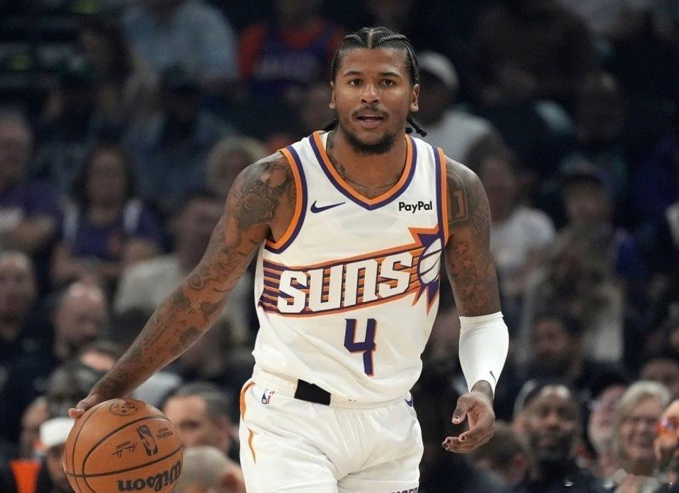 NBA常规赛太阳客场对阵篮网，其中篮网是背靠背第二场，太阳在布克与狄龙引领下逐步