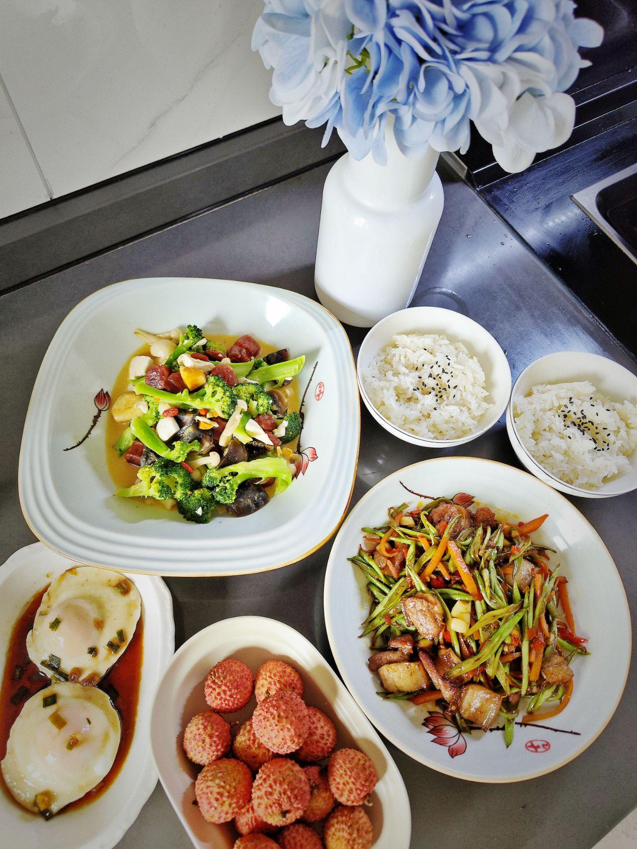 晚餐33元搞定3个菜
今天买到的四季豆特别嫩，非常符合妈妈教我的挑选标准：四季豆