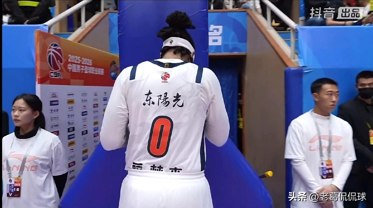 广东东阳光老将萨林杰真是球队的宝贝疙瘩！在今天广东东阳光客场以102：54大胜四