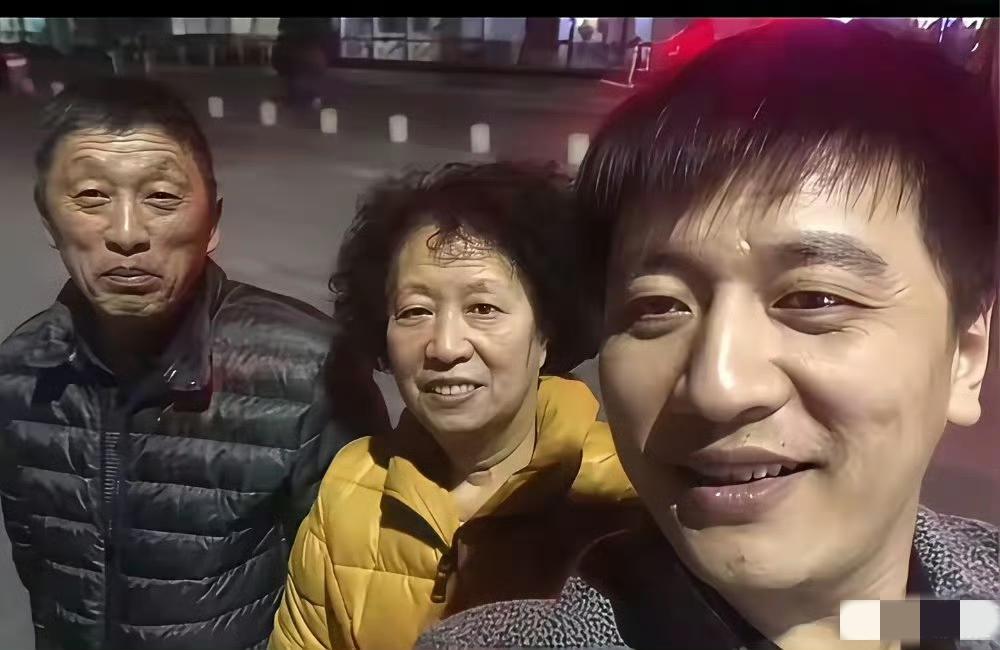 张雪峰家这是第二次白发人送黑发人了，太让人唏嘘难过了。

他父亲走的时候，奶奶还