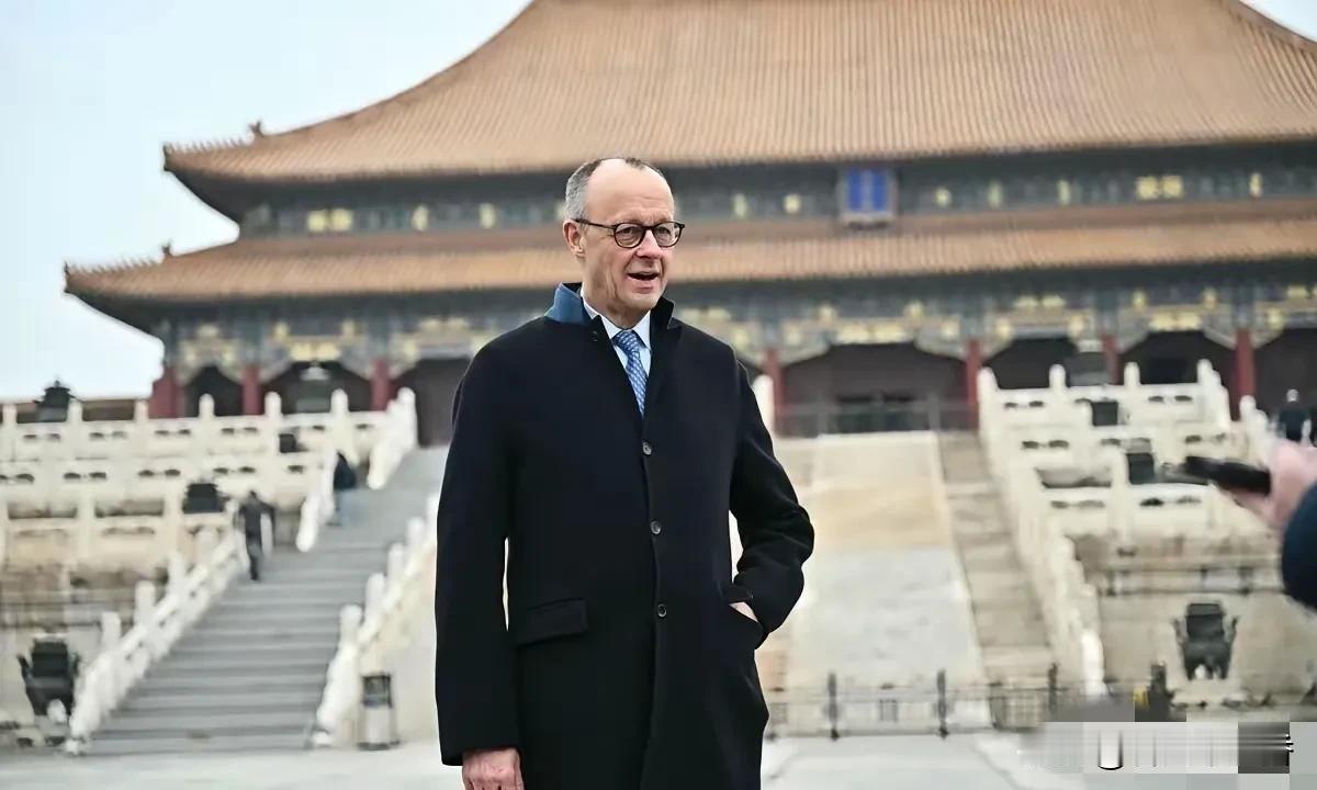 德国总理默茨访华收获颇丰，中国宣布订购最多120架空客飞机，他直说此行“非常值得