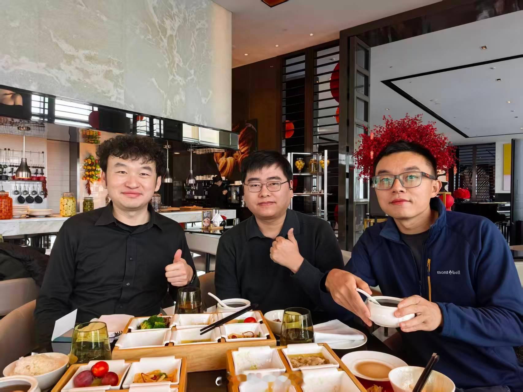 知乎的三位老人，相聚重庆 ！拍得不错吧，让一苒和背景融在了一起 