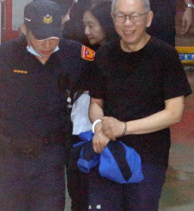 柯文哲花7000万获释，出狱后第一件事：向赖清德宣战。岛内再次迎来动荡，柯文哲花