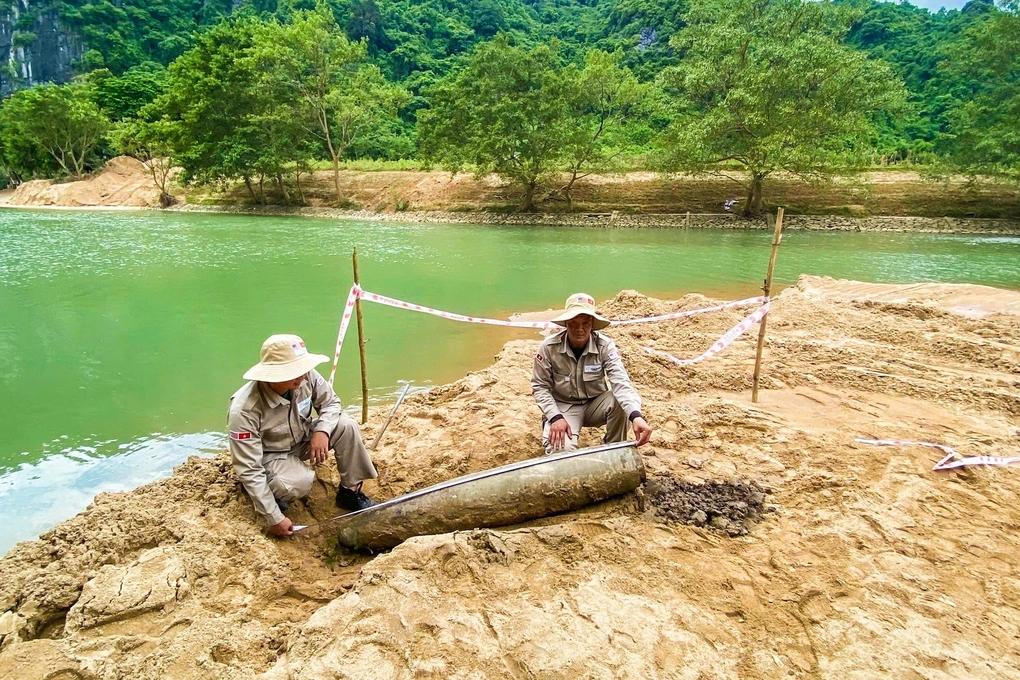 越南广治省峰牙洞附近发现的战争遗留炸弹。
一枚MK82炸弹，重227kg。