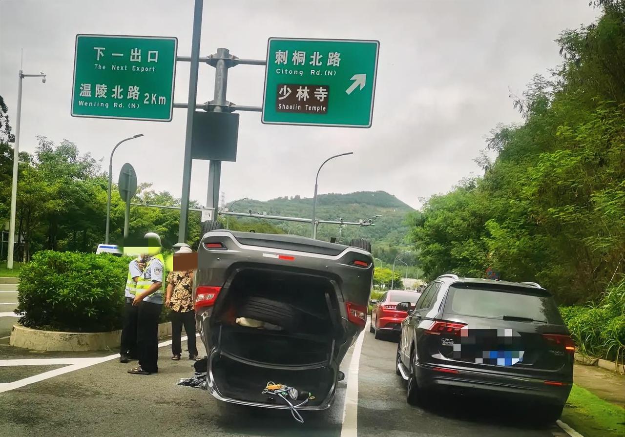 好家伙，快速路出来，还以为咋堵车，原来是这样啊，怎么操作的呢？