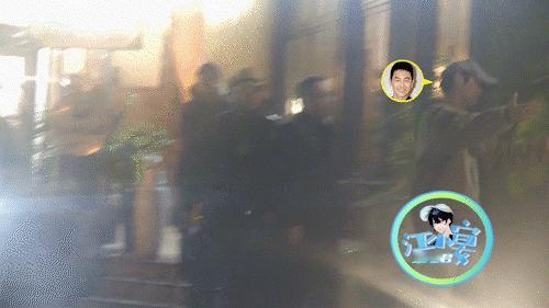 朱亚文和美女拥抱告别  朱亚文深夜聚餐被拍，张开手臂热情和美女拥抱告别。 