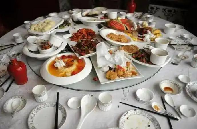 为什么光盘行动提倡多年，餐厅后厨每天还是倒掉大量完好的食材？

晚上十点半，商圈