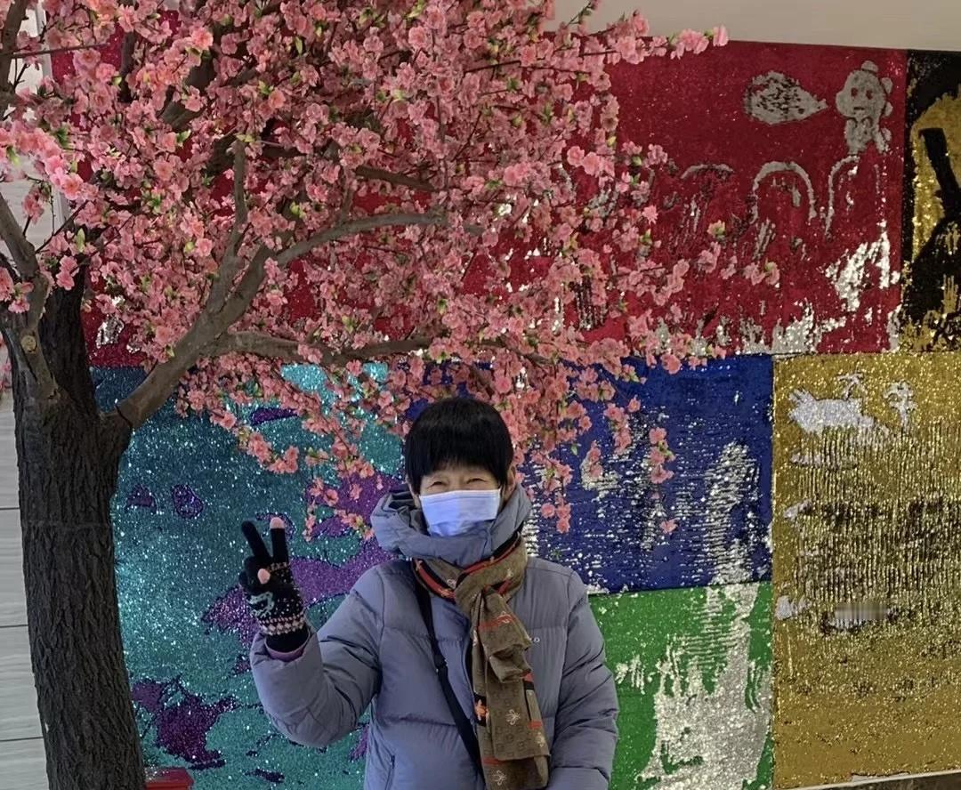 赵淑英身高167.体重100斤，短发很多白发，有抑郁症，身穿蓝色羽绒服。27号1