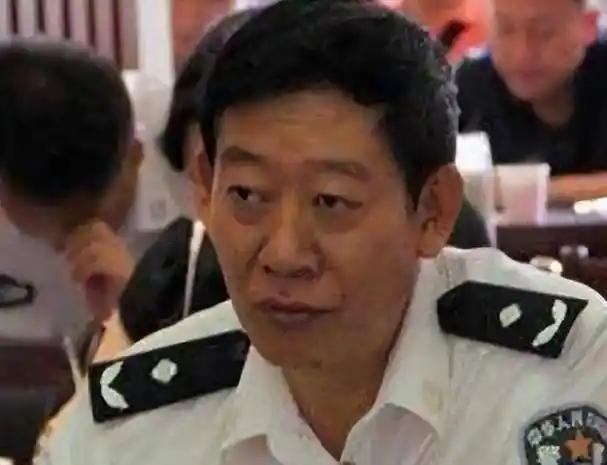 毒枭悬赏 200 万买他命，家人收威胁信，他说：怕了，队伍就软了！

缉毒英雄的