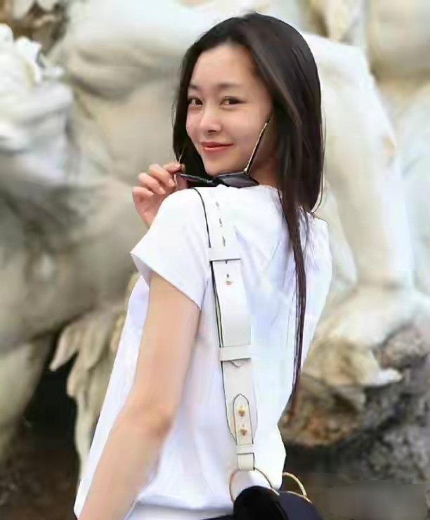这是宋轶刚出道的时候，我要是星探我也要给她递名片 ​​​。 ​​​