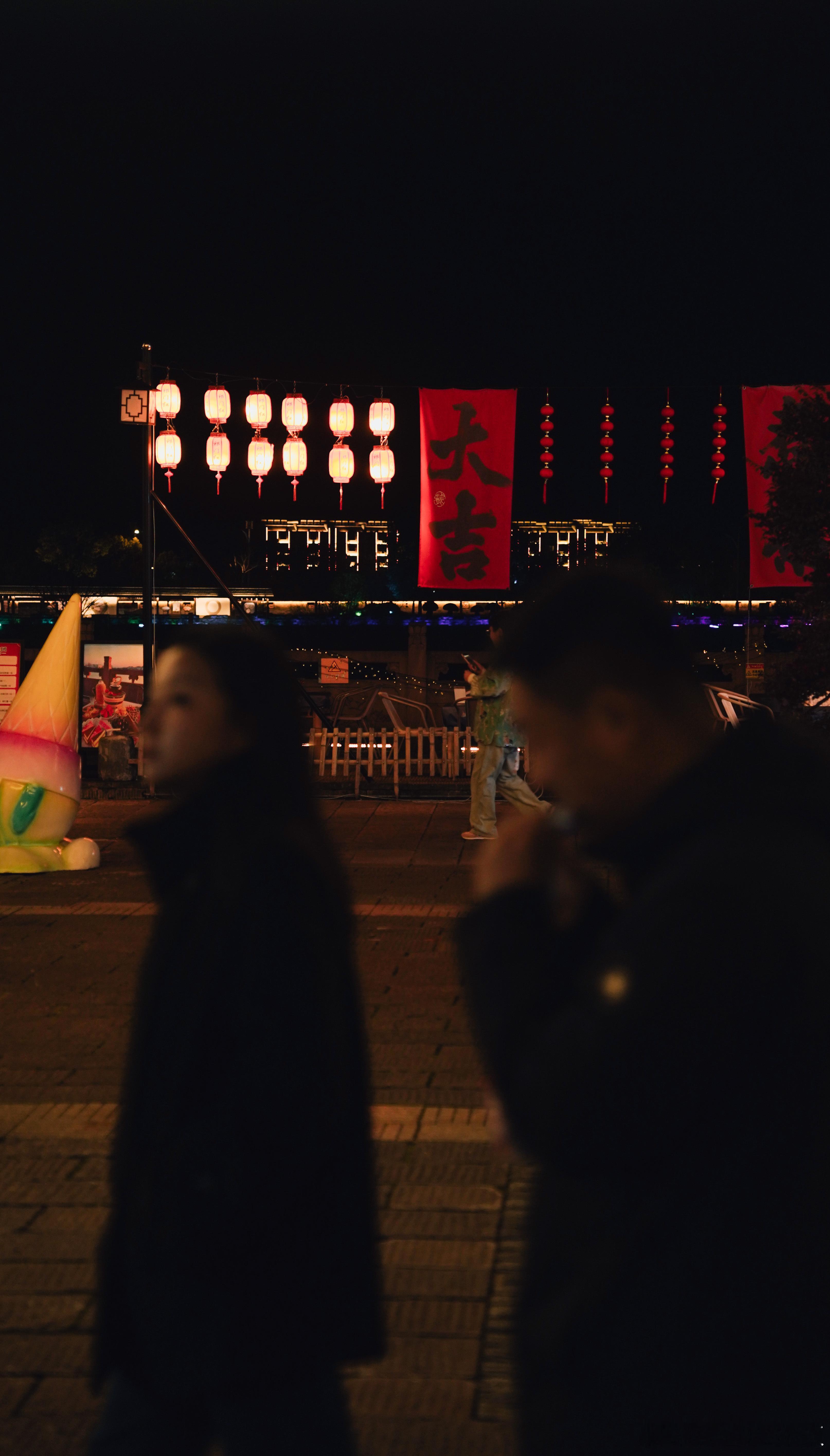 用镜头留住人间烟火，用照片定格马年新春。街头的红灯笼、耳边的欢声笑语，都是最动人