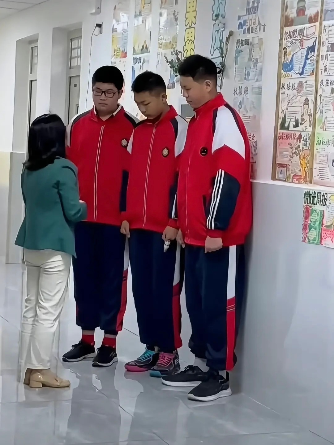 现在的小学生已经是庞然大物了现在的小朋友营养条件太好了，个头蹭蹭往上长如果站在他