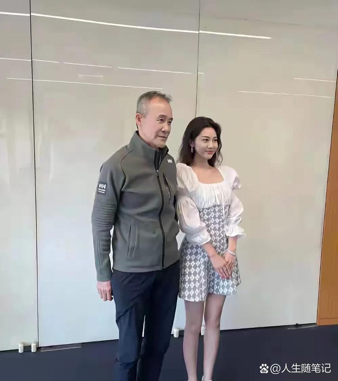 我去…王石旁边这个小姑娘，真的好水灵 