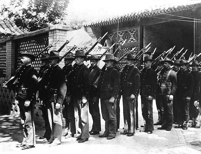 1900年北京美国驻军陆战队准备反攻义和团 ​​​