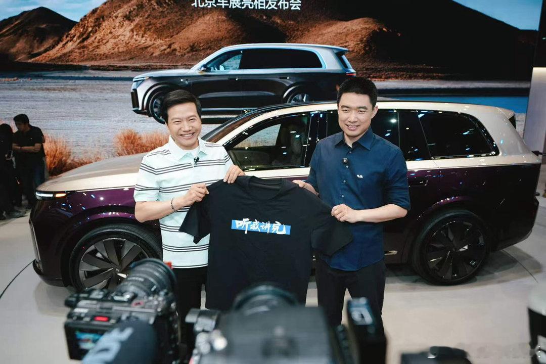 今年北京车展，雷军送给车企同行们的T恤这件事，我真的感慨挺多。比起行业里互相内耗