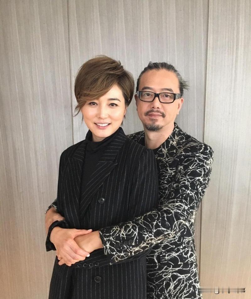 我跟我妈说：张延跟张锦程离婚了！我妈突然严肃地瞪了我一眼
语气特别认真地指着我说