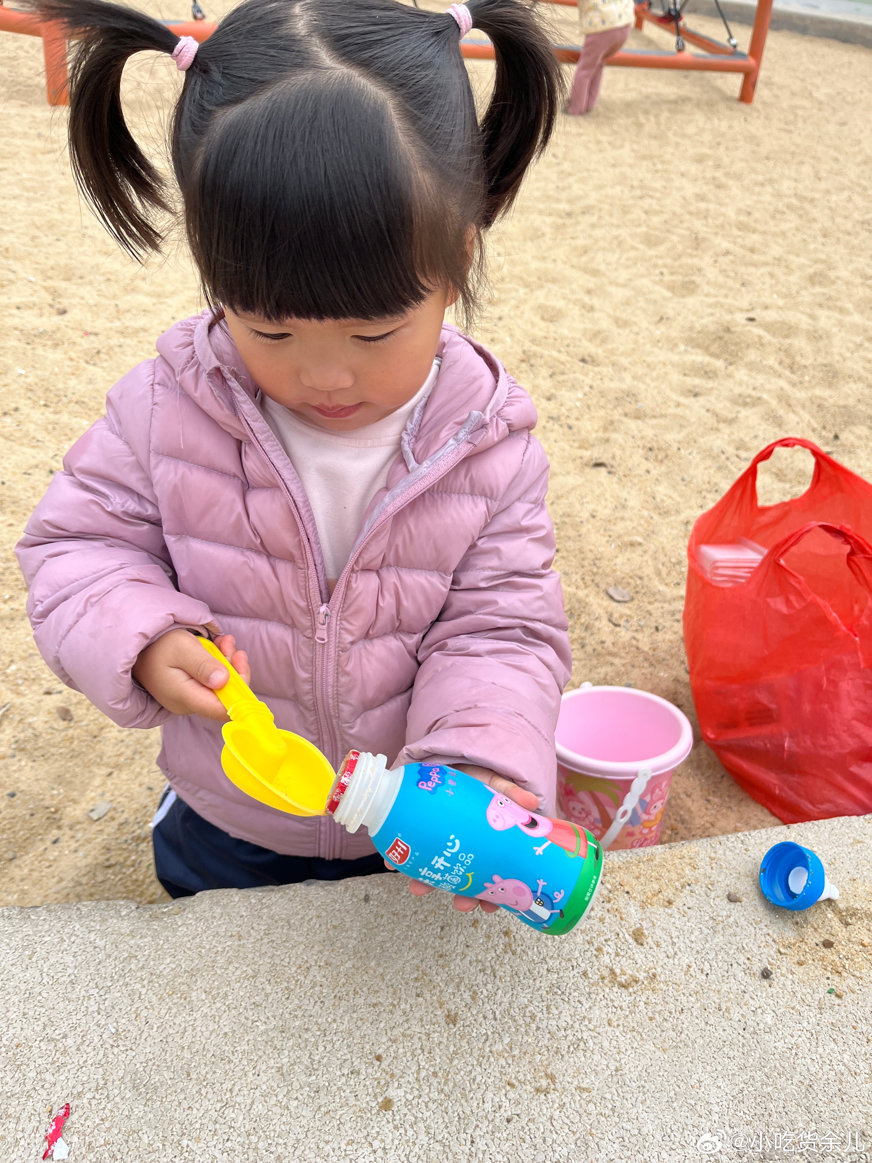 还没玩够，还说吃完饭去同学家玩，看到同学的妹妹好可爱，一直逗妹妹玩。钥匙找到了，