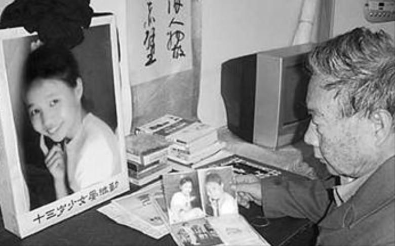 2005年，一场令人震惊的悲剧发生，清华教授13岁女儿因与公交售票员口角，遭掐死