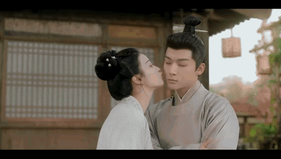 知道的是张晚意被亲了一口，看他那夸张的表情还以为被咬了一口呢 ​​​