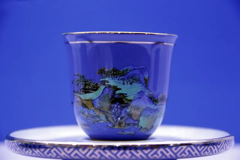 这是国际瓷器博览会上的展品。
​
​它们来自国内许多省市和地方，都是经过艺术家精