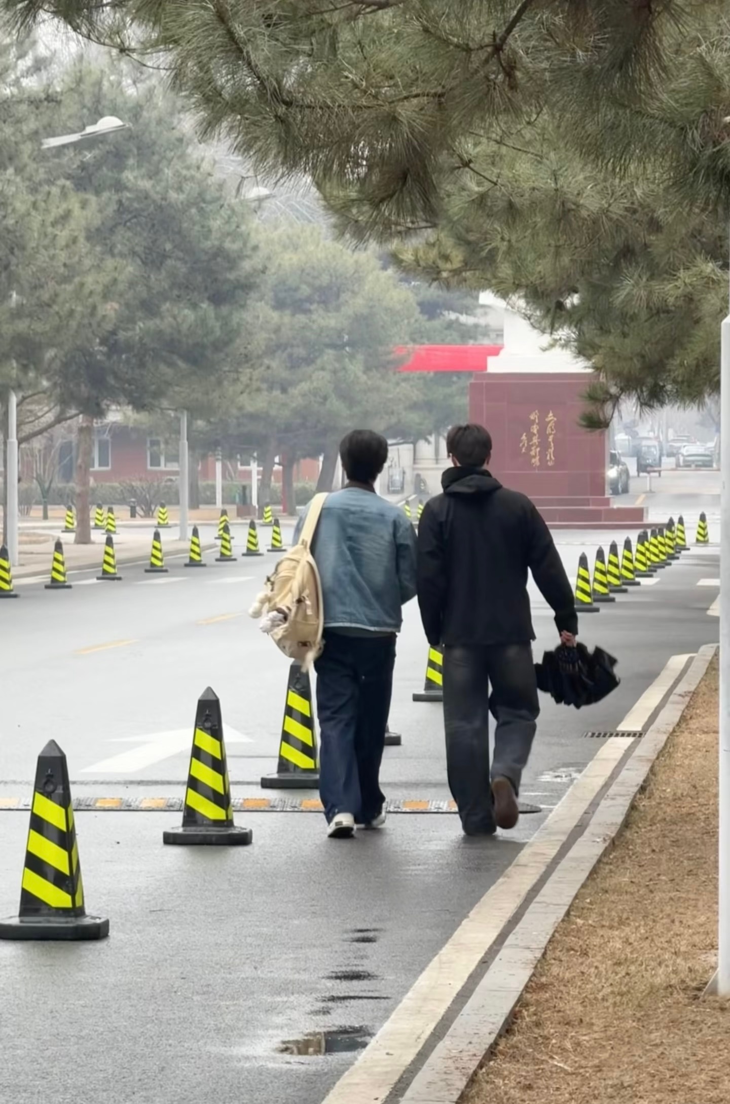 北体偶遇官俊臣网友北京体育大学偶遇官俊臣 官俊臣闪现北体 