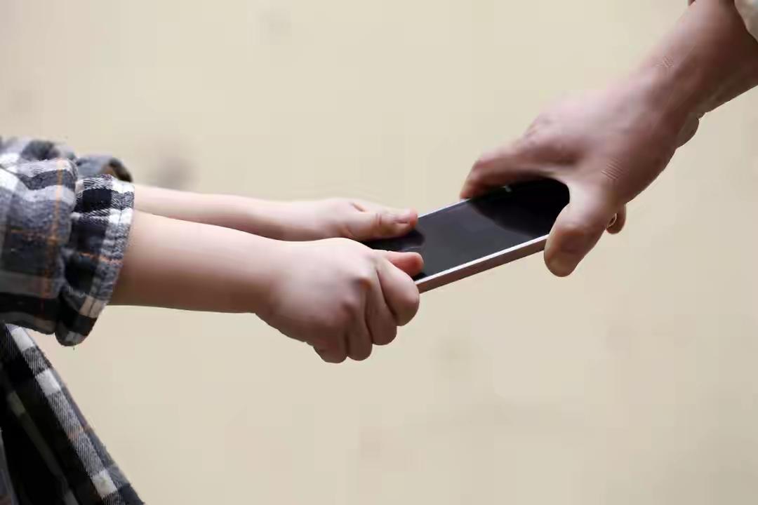 英国将启动社媒禁令！
6月15日，英国首相斯塔默宣布，政府将全面禁止16岁以下未