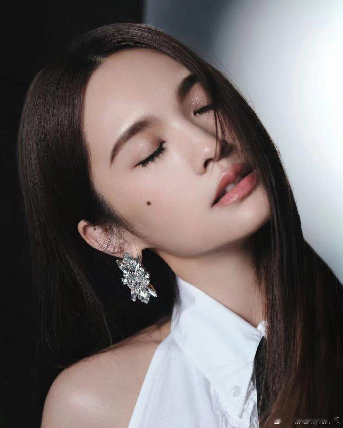 杨丞琳选歌眼光独到，《泪桥》与她声线契合，唱出别样韵味，听着着实让人舒心。 ​​